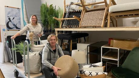 Marion Pronesti und Sandra Schmitz von Elements Home Staging haben Spaß daran, Wohnungen und Häuser hübsch zu gestalten. Hier sind die beiden in ihrem Lager, wo die Einrichtungsschätze auf ihren Einsatz warten.