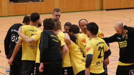 Die erste Herren-Mannschaft des TSV Mindelheim stimmt sich auf den Kampf um den Klassenerhalt ein. 