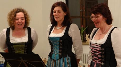 Das Trio (von links) Marlies Landherr, Ulrike Heindl und Johanna Wech sind seit Jahren als Lauterbacher Dreigesang unterwegs und wurden mit der "Herbstzeitlosen" ausgezeichnet.
