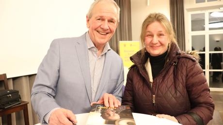 Fritz Egner beim Literaturfestival in Mertingen, hier mit einer Besucherin, für die er sein -  vergriffenes - Buch "Mein Leben zwischen Rhythm & Blues" signiert.