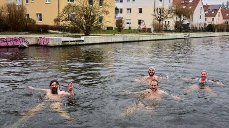 Bei 7,1 Grad schwimmen Alex, Winni, Johanna (von links) und Redakteur Fridtjof Atterdal (vorne) im Fabrikkanal beim Gögginger Luftbad.