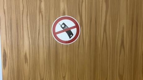 Diese Türe führt in den abhörsicheren Raum des Landtags. Handys und Ähnliches sind darin verboten. 