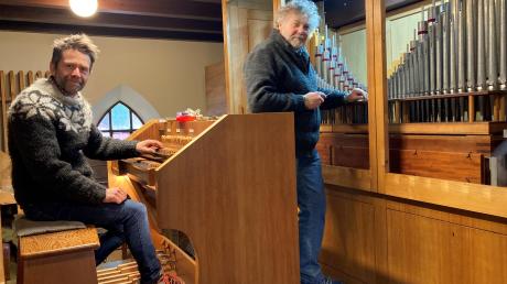 Die Orgelbauer Martin Hackl und Robert Knöpfler (von links) aus Augsburg arbeiten wochenlang an der Intonation der überholten Orgel der Evangeliumskirche.
