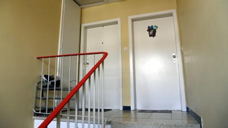 Hinter einer der beiden Wohnungstüren in einem Mehrfamilienhaus in Augsburg-Pfersee hat sich das tödliche Ehedrama abgespielt.