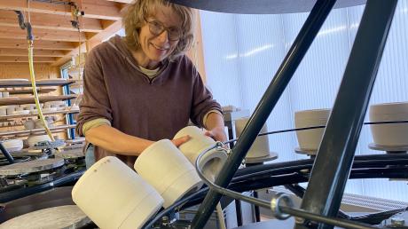 Kurz lässt die Dillinger Keramikerin Johanna Hitzler die Keramikmasse in ihren Gipsformen antrocknen. Dann gießt sie diese wieder aus. Die Haut, die zurückbleibt, bildet die Rohform.