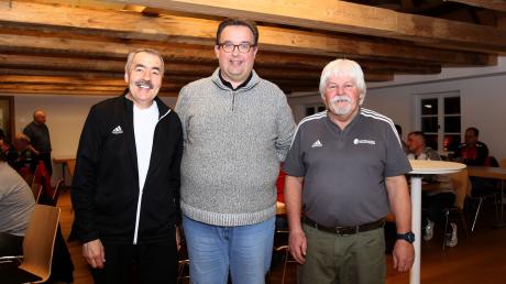 Der 48-jährige Bernd Krause (Mitte) aus Memmingerberg unterstützt als neuer Jugendspielgruppenleiter seinen Kollegen Charly Haag (rechts). Er komplettiert die Runde mit Kreisjugendleiter Hermann Wißmiller (links). 
