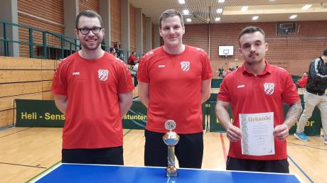 So sehen Sieger aus: Der TSV Rain II, mit (von links) Thomas Simonis, Matthias Nothofer und Eduard Weirich, setzte sich beim Final Four im Bezirkspokal der Bezirksligisten durch.