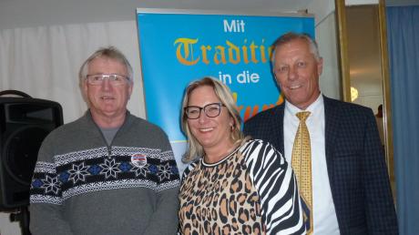 Bei der Jahrestagung der Bezirksstelle der Marktkaufleute und Schausteller in Edenhausen trafen sich der Marktmeister der Stadt Krumbach, Peter Talano (links) und die Vorsitzenden Tanja Falkhauser und Uwe Kohler.