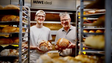Bäckermeister Meinrad Stetter und sein Sohn Meinrad Stetter junior in ihrer Backstube in Pfaffenhofen, wo fast jeden Tag schon ab 2 Uhr morgens gebacken wird.