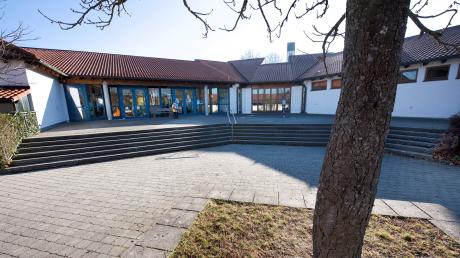 Die Frage, wie die Gemeinde den ab 2026 geltenden ganztägigen Betreuungsanspruch an der Grundschule (Bild) erfüllen kann, hat erneut den Finninger Gemeinderat beschäftigt.