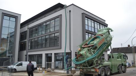 Ein Spezialfahrzeug befördert Kies auf das Dach der Stadtresidenz in Burgau. Ende Juni sollen alle Bauarbeiten abgeschlossen sein. 