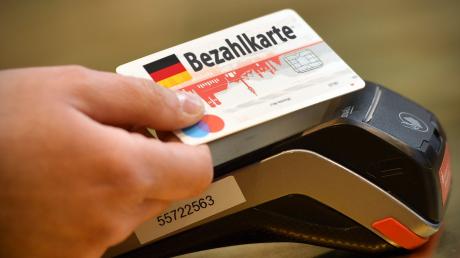 Die Bezahlkarte für Geflüchtete soll in Bayern bis Ende Juni eingeführt werden. (Symbolbild)