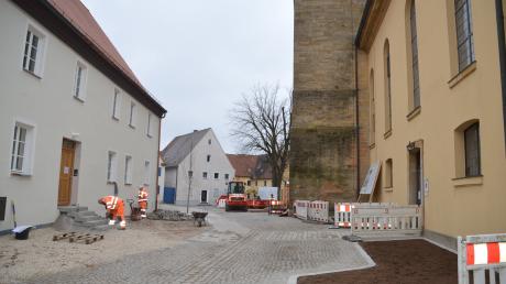 Die Neugestaltung vom Kirchplatz nimmt Gestalt an. In etwa vier Wochen werden alle Arbeiten, auch die Bepflanzung mit Bäumen und Sträuchern, abgeschlossen sein.