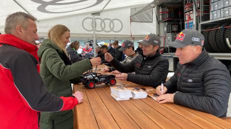 Vor der Betriebsversammlung gab es bei Audi eine Autogrammstunde mit den Rallye-Dakar-Siegern 2024 auf der Piazza in Ingolstadt.