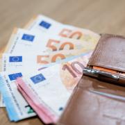 Unterstützung in schwierigen Zeiten: In Deutschland können Bürgergeld oder Arbeitslosengeld finanzielle Not lindern.