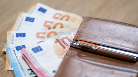 Unterstützung in schwierigen Zeiten: In Deutschland können Bürgergeld oder Arbeitslosengeld finanzielle Not lindern.