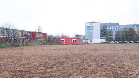 Das Klinikum Landsberg befindet sich in unmittelbarer Nähe des Kinderhauses an der Römerauterrasse. In der Bildmitte sind die Container zu sehen, die während der Aufstockung der Kita genutzt wurden.