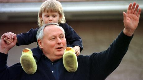 Keine zwei Tage nach seinem Rücktritt winkt Oskar Lafontaine von der Terrasse seines Hauses in Saarbrücken einem Nachbarn zu. Auf dem Rücken hat er seinen zweijährigen Sohn Carl-Maurice.