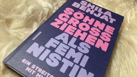Ganz aktuell erschienen ist das Buch "Söhne groß ziehen als Feministin – ein Streitgespräch mit mir selbst". Die Autorin Shila Behjat kommt damit zur Lesung und zum Gespräch in den Kaisersaal nach Buttenwiesen.