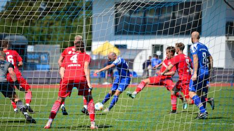 Im Hinspiel gegen Durach ließ der TSV Bobingen einfach zu viele gute Torchancen liegen. Im Bild scheiterte Christian Frickinger (am Ball, blaues Trikot) an einem Duracher Abwehrbein.