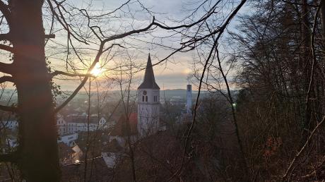 Die Aussicht vom Schlossberg in Bellenberg. An schönen Tagen kann man Richtung Süden sogar die Berge sehen. 