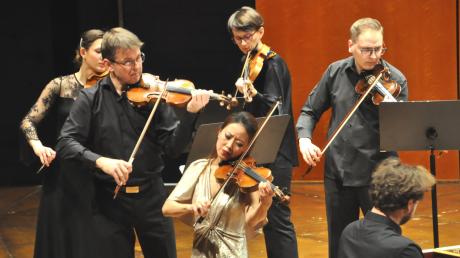Brillant und leidenschaftlich: Elly Suh im Zusammenspiel mit dem Janáček Chamber Orchestra. 
