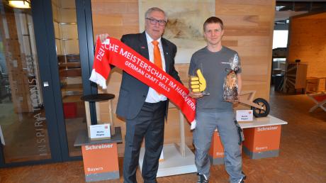 Hans-Peter Rauch, Präsident der Handwerkskammer Schwaben, besuchte Bundessieger Moritz Wagner in seinem Schreiner-Ausbildungsbetrieb in Gannertshofen.