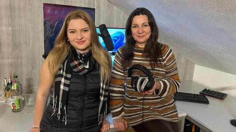 Sie moderierten bisher gemeinsam den Podcast des Jugendhauses Wertingen: Leonie Bürkner und Marion Buk-Kluger (von links). Bürkner wird künftig allein weitermachen.