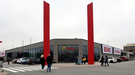 Nun wird hier eingekauft: Am "Neo"-Einkaufszentrum auf dem ehemaligen Real-Gelände in Königsbrunn haben bislang Rewe und Müller geöffnet.