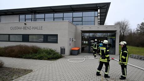 Noch bis Mai bleibt die Gustav-Benz-Halle am Neu-Ulmer Muthenhölzle nach der mutmaßlichen Brandstiftung gesperrt.