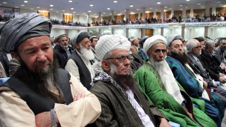 Paschtunische Stammesfürsten bei einer Loja Dschirga – einer Versammlung, die einberufen wird, wenn grundlegende Entscheidungen getroffen werden sollen.