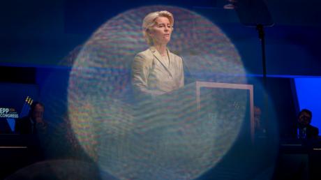 Spitzenkandidatin der konservativen EVP für die Europawahl, aber keineswegs unumstritten: die Präsidentin der Europäischen Union Ursula von der Leyen. 