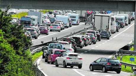 Ein Stau auf der A8 bei Augsburg: 2023 waren wieder mehr Autofahrer als im Vorjahr unterwegs.