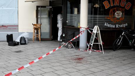 Spezialisten der Polizei sichern am Morgen nach der Bluttat in der Bingo-Kneipe in Neu-Ulm Spuren. Das Blut ist noch deutlich sichtbar.