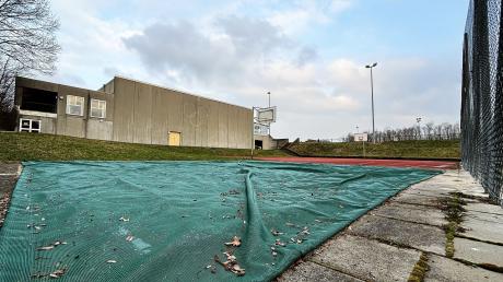 Das Freisportgelände am Schulzentrum Babenhausen ist in die Jahre gekommen und soll ab Sommer 2024 saniert werden. An dieser Stelle ist die vierte Turnhalle geplant.