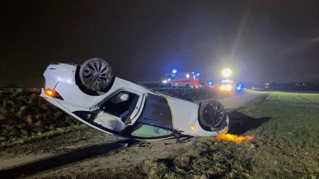 Ein Tesla kam alleinbeteiligt von der Straße zwischen Pfuhl und Burlafingen ab. Zwei Personen wurden maximal leichtverletzt.