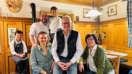 Die drei Generationen der Hillers von rechts: Marianne und Willi Hiller, Katrin und Jan mit ihren beiden Buben.