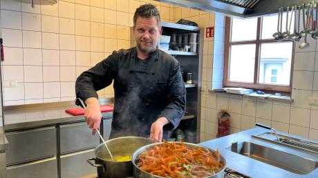 Alexander Schuster ist Chef der Schmankerlstube in Wertingen. Dort steht er viel in der Küche.