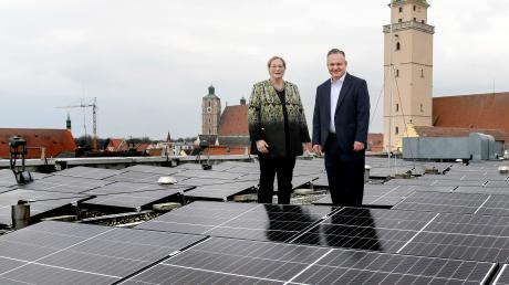 Stadtwerke Ingolstadt sollen Photovoltaik auf städtischen Dächern ausbauen. Bürgermeisterin Petra Kleine und Oberbürgermeister Christian Scharpf halten dies für wichtig.