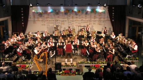 Nicht nur musikalisch, sondern auch in der Ausschmückung der Windacher Grundschulaula war der Frühling beim Konzert des Musikvereins zu spüren.