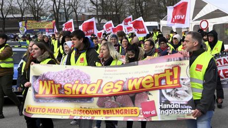 Beschäftigte aus dem Einzelhandel protestieren am Freitag in Augsburg für mehr Lohn.                                       