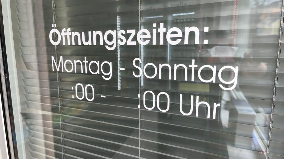 
Spätis in Augsburg wurden in den vergangenen Monaten vermehrt vom Ordnungsamt besucht. Manche von ihnen erfüllten die Auflagen für längere Öffnungszeiten nicht. 