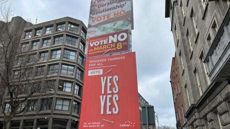 Plakate für und gegen das Referendum zur Änderung der irischen Verfassung sind nebeneinander an einem Laternenpfahl in der Kildare Street in Dublin zu sehen. 
