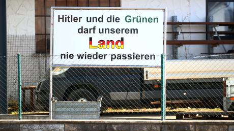 Dettingen an der Iller – Schild: Hitler und die Grünen darf unserem Land nie wieder passieren