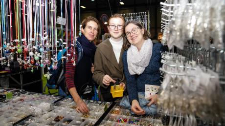 Susanne Eckert, Daniela und Cornelia Steidle (v.li) suchen auf der Creativmesse Augsburg nach Ideen.
