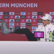 Bayern-Trainer Thomas Tuchel präsentiert auf der Pressekonferenz seine Schuhschiene.