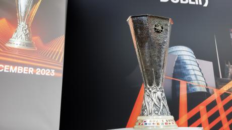 Dieser Pokal wartet auf den Gewinner der Europa League 2023/24. Zunächst muss aber das Viertelfinale ausgelost werden. Alles rund um Termin, Übertragung, Teams und Lostöpfe.