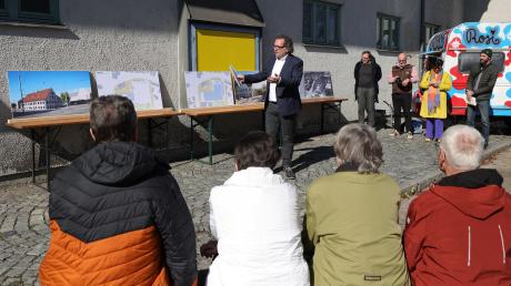 Neue Pläne rund um den Marstaller Hof: Architekt Johannes Eck (Leiter Planung Firma Pletschacher) stellt die Pläne den Bürgern vor.