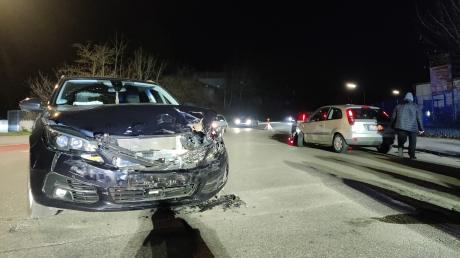 Zwei Autos sind am Freitagabend in der Bürgermeister-Sing-Straße in Neuburg zusammengestoßen. Bei dem Unfall ist  ein Schaden in Höhe von 13.000 Euro entstanden.