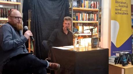 Jonas Reinhard (links) befragt den Bestseller-Autor Wulf Dorn, ehe der in die Geheimnisse seines aktuellen Thrillers einführt.